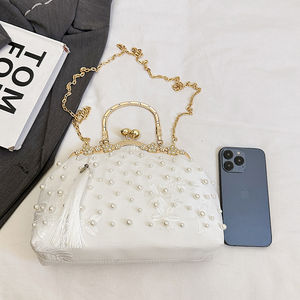 Bolso de Noche para Mujer de Poliéster Suave de Alta Calidad con Diseño de Conchas, Decoraciones de Perlas y Correa de Cadena. Modelo 3011 - Product Image 4