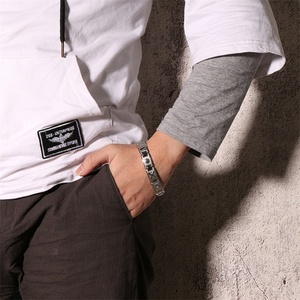 กำไลข้อมือแฟชั่นคุณภาพสูง ไทเทเนียมสตีล สำหรับผู้ชาย ดีไซน์เกลียว - Product Image 4