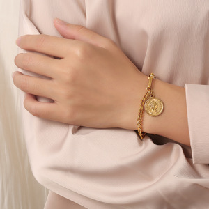 กำไลข้อมือสแตนเลสแบบขายส่ง ประดับตัวอักษรบนแผ่นกลม กำไลรูปหัวใจสแตนเลสสำหรับผู้หญิง - Product Image 5