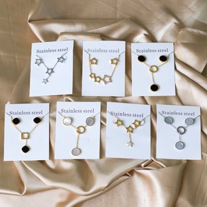 Set <span class=keywords><strong>di</strong></span> Gioielli in Acciaio Inossidabile Placcato Oro 18K, <span class=keywords><strong>Collana</strong></span> e Orecchini da Donna con Motivo a Margherita e Forme Geometriche - Product Image 2