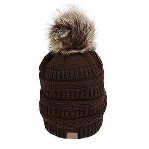 Großhandel Benutzerdefinierte Logo Unisex Strickmütze mit Fellbommel Warme Winter-Strickmütze für Männer und Frauen OEM ODM Hersteller - Product Image 2