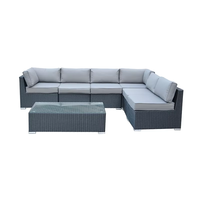 Ensemble table et canapé en rotin tressé avec structure en aluminium de style moderne, finition thermolaquée, pour hôtels et cours.