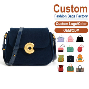 กระเป๋าหนังฟูลเกรนแบบสะพายข้าง – สัมผัสนุ่มพร้อมตัวล็อคทรงตัว C สีทอง |   เส้นคมชัด กะทัดรัด |   ความสง่างามที่ได้รับแรงบันดาลใจจากวินเทจ - Product Image 1