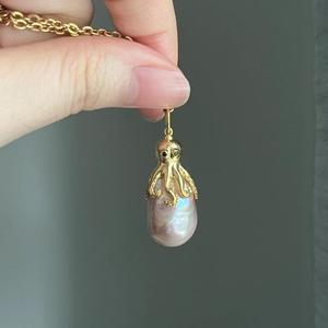 Collana con Ciondolo a Forma di Polpo e Medusa della Collezione <span class=keywords><strong>Mondo</strong></span> Sottomarino. Collana con Perle Naturali in Stile Barocco - Product Image 2