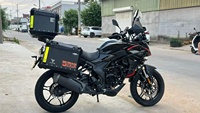 Moto de tourisme aventure 300cc à deux cylindres en ligne refroidie par eau, avec sacoches latérales en aluminium, top-case et feux auxiliaires, pour la conduite tout-terrain et sur route
