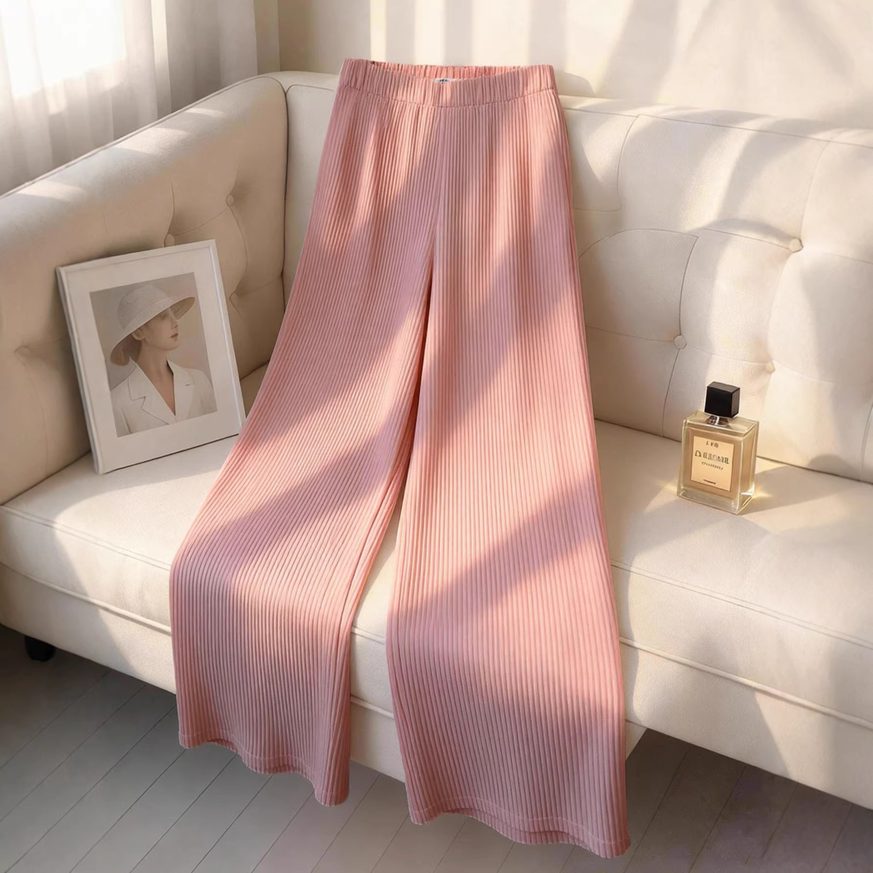 Pantalones de pierna ancha color rosa.