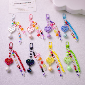 Venta al por mayor de fábrica: Llavero con cuentas de corazón de píxel, colgante para teléfono, colgante para bolso de resina acrílica colorida, llavero estético de moda, regalo - Product Image 1
