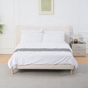 ผ้าหุ้มฐานสีขาวที่มีการออกแบบน้อยที่สุดหุ้มโครงเตียงควีนไซส์คู่พร้อมแผ่นไม้เนื้ออ่อน - Product Image 2