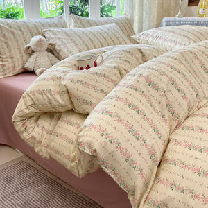 Ensemble <span class=keywords><strong>de</strong></span> lit 4 pièces imprimé dessin animé en pur coton-<span class=keywords><strong>housse</strong></span> <span class=keywords><strong>de</strong></span> <span class=keywords><strong>couette</strong></span> personnalisable avec taies d'oreiller imprimés floraux respirants et respectueux <span class=keywords><strong>de</strong></span> la peau - Product Image 1