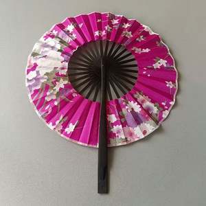 Éventail pliant vintage pour femme, motif fleur de cerisier sculpté, en bambou et tissu teinté, avec pompon, style artisanal élégant, os noir - Product Image 3