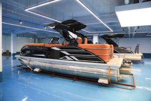 Bateau ponton multifonctionnel de 22 pieds avec console centrale, sondeur et bac à poissons vivants pour la pêche en haute mer, le divertissement et les loisirs - Product Image 3