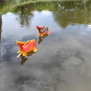 Escultura de pez flotante de resina, adorno animal pintado a mano hecho a mano para decoración de piscina y estanque al aire libre - Product Image 2