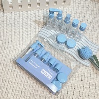 Livraison rapide populaire Kit de bocal de bouteille en plastique de voyage personnalisé de 9 pièces avec vaporisateur à pompe à lotion dans un sac en plastique