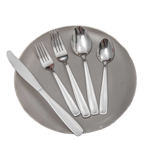 Stoviglie in Acciaio Inossidabile Lucido: l'Espressione di Semplicità e Texture sulla Tavola da Pranzo - Product Image 6