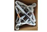 Cintres en plastique blanc robustes antidérapants en PP-TPR à double couleur, lot de 6 cintres en plastique avec carte en papier