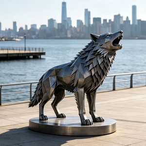 Escultura de Lobo Geométrica Facetada de Acero Inoxidable, Gran Adorno Metálico de Lobo a Guincho, un Monumento para Plazas Urbanas - Product Image 3