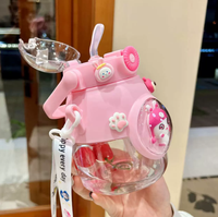 Bouteille d'eau Kawaii avec paille et bandoulière, bouteilles d'eau mignonnes de grande capacité de 900ml avec autocollants 3D pour filles
