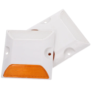 Picos de carretera blancos de un solo lado de 100*88*20mm para seguridad vial, postes de señalización vial de plástico ABS, señales de carretera elevadas - Product Image 3