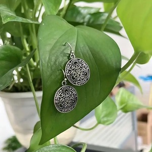 Orecchini pendenti rotondi floreali cavi per donna, gioielli di moda in stile vintage per tutti i giorni - Product Image 2