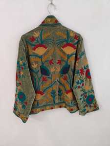 เสื้อแจ็คเก็ตปักลายสัตว์สีเขียวกำมะหยี่แบบซูซานี  เสื้อโค้ทฤดูหนาวสำหรับทุกเพศ สไตล์ชาติพันธุ์สุดชิค ผู้ผลิตและส่งออก OEM จากอินเดีย ทำจากผ้าฝ้าย - Product Image 2