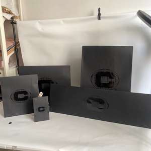 ซองกระดาษคราฟท์สีดำแบบกำหนดเองพร้อมพิมพ์ UV - บรรจุภัณฑ์แบรนด์พรีเมียมสำหรับของขวัญและเสื้อผ้าสุดหรู - Product Image 3