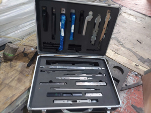 กล่องอะลูมิเนียมโครงไม้อัดพร้อมโฟมแบบกำหนดเองสำหรับอุปกรณ์ฮาร์ดแวร์กระจกหน้าต่าง กล่องนำเสนอ สีดำขาว - Product Image 5