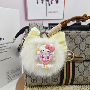 Nuevo llavero de luz de felpa linda chica personaje de dibujos animados impresión Digital pompón bola mochila colgante coche llavero al por mayor - Product Image 1