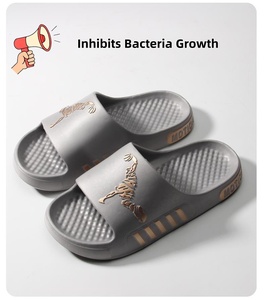 Sandales légères antidérapantes et antibactériennes pour hommes, 99 % anti-odeur, pour sports d'intérieur et d'extérieur, faciles à enfiler, idéales pour l'été - Product Image 4