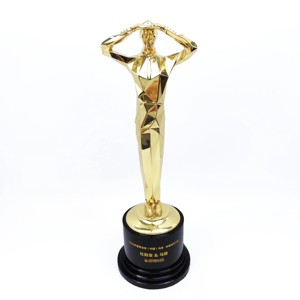Trophée personnalisé en alliage d'étain plaqué or - Trophée en métal plaqué écologique avec gravure et lettrage - Product Image 1