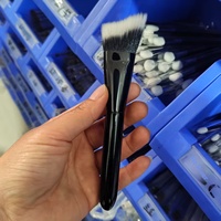Pinceau de maquillage en bois noir à poils synthétiques, design incliné, pour le contour et l'application de crème liquide, idéal pour les joues