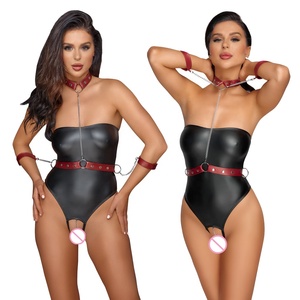 Donne adulte Mature nere in pelle sintetica che rivelano biancheria intima Sexy Sexy con apertura a cavallo e orsacchiotti Lingerie con imbracatura - Product Image 1