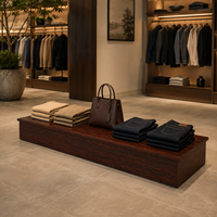 Table basse moderne en bois grainé brun foncé, écologique, pour présentoirs de magasin, sacs de vêtements et accessoires de merchandising visuel
