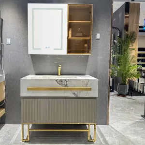 Mueble de baño montado en el suelo de madera maciza de diseño de lujo del fabricante con manija de color dorado y tocador de baño con espejo LED