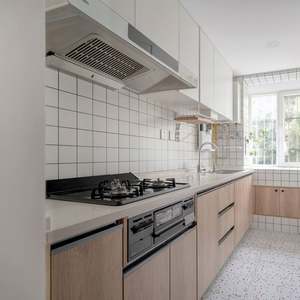 Armoires de cuisine classiques empilables pratiques Foshan en bois massif avec porte de style shaker brillante - Product Image 4