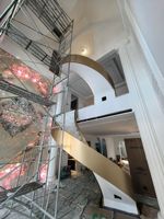 Escalier rotatif intérieur de style rétro sur mesure pour villa, avec main courante et garde-corps intégrés