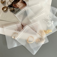 Emballage de boucles d'oreilles et de colliers avec logo personnalisé, sac à fermeture éclair sac Ziplock transparent/transparent pour bijoux en PVC pour cosmétiques