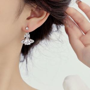Boucles d'oreilles pour femmes, style vintage français raffiné, neuves, entièrement serties de zircon, clous d'oreilles uniques et personnalisés, au design audacieux, cadeau doré - Product Image 4