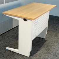 Cadre de table blanc moderne et durable avec organisateur de câbles, perforations de protection, système de verrouillage puzzle et pieds de nivellement modulaires pour bureaux, ordinateurs et laboratoires