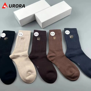 5 paires de chaussettes mi-mollet avec logo sur le revers, design décontracté et tendance, matériau épais de haute qualité pour les entraînements hivernaux - Product Image 1