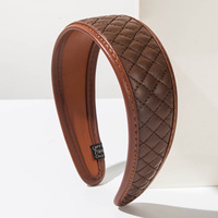 Serre-tête en cuir fait main pour femme, avec bord large en tissu coloré et motif géométrique, modèle Yutang LH110, idéal pour un usage quotidien et la mode.