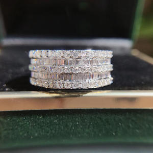 Anello in Oro Bianco con Diamanti Taglio Baguette Colore D Naturale Classico Gioiello da Matrimonio per Donna - Product Image 1