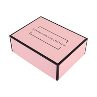 Caja de Cartón Rígido Rosa con Logotipo Personalizado en Relieve, Laminación Brillante con Cinta, para Empaque de Regalos de Calzado y Ropa de Lujo Moderno