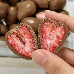 Fresas Liofilizadas Recubiertas de Chocolate Negro Halal OEM, Sabor a <span class=keywords><strong>Cacao</strong></span>, Snack de Fruta Crujiente, Sabor Agridulce, Chocolates al por Mayor - Product Image 3