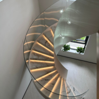 Escalier en colimaçon moderne pour hôtel-villa de luxe, design écologique, finition dorée en acier inoxydable, marches en métal et chêne