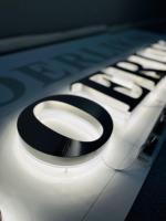 Enseigne murale en lettres 3D en acier inoxydable doré poli sur mesure avec halo rétroéclairé par LED pour hôtel, commerce de détail, entreprise