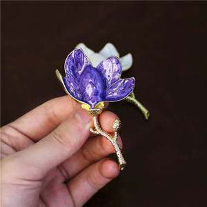 Broche Retro de Flor de Lótus em Liga Dourada com Pérola para Mulheres, Novo para Festas e Casamentos 2025 - Product Image 2