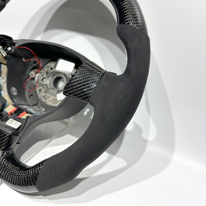 พวงมาลัยกีฬาคาร์บอนไฟเบอร์สีดำแบบกำหนดเองจากโรงงาน พร้อมไฟ LED และหุ้มด้วยอัลคันทาร่า เหมาะสำหรับรถโฟล์คสวาเกน บี6 เอ็มเค3 กอล์ฟ กอล์ฟ3 - Product Image 2