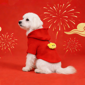 Manteau en laine rouge festif, doublé de polaire, épais et chaud, avec ornements en lingots d'or, idéal pour chats et chiens pendant le Nouvel An chinois. - Product Image 1