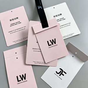 Accesorios de ropa personalizados con diseños elegantes y etiquetas colgantes de papel en relieve con el logotipo de la marca - Product Image 1