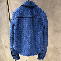 Veste en daim véritable bleue, entièrement tissée à la main, ourlet incurvé irrégulier, coupe oversize courte, simple boutonnage